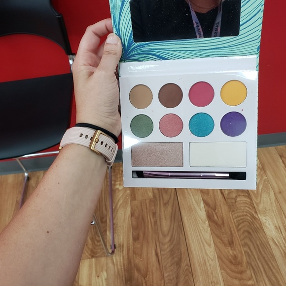 Makeup Bundle - Picture 2 of 4